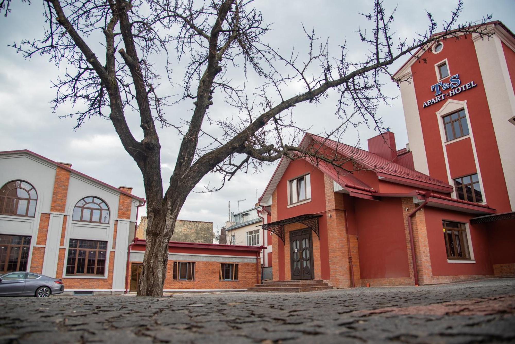 T&S Apart-Hotel Chernivtsi Exterior photo